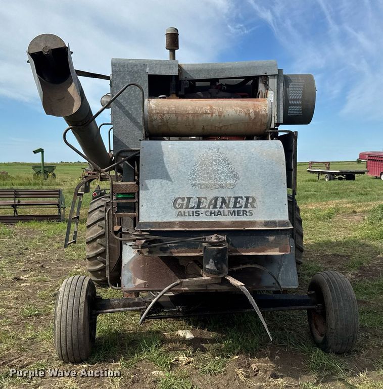 image for item DY0308 Gleaner F combine