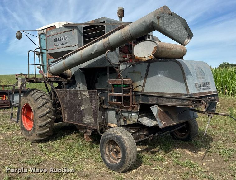 image for item DY0308 Gleaner F combine