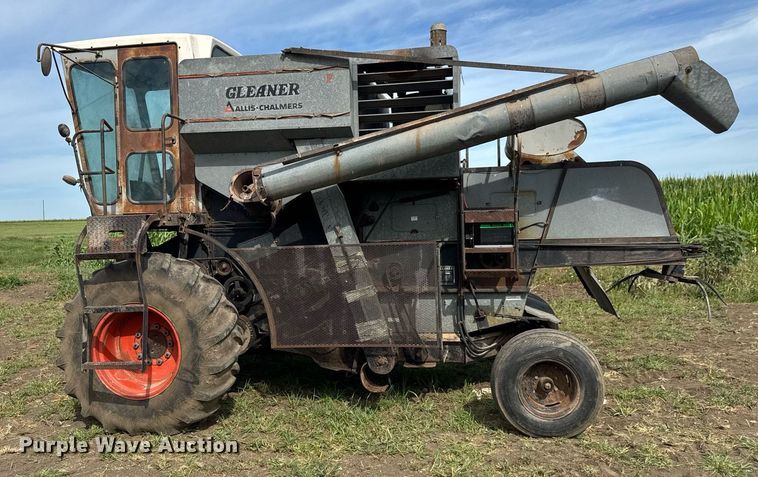 image for item DY0308 Gleaner F combine
