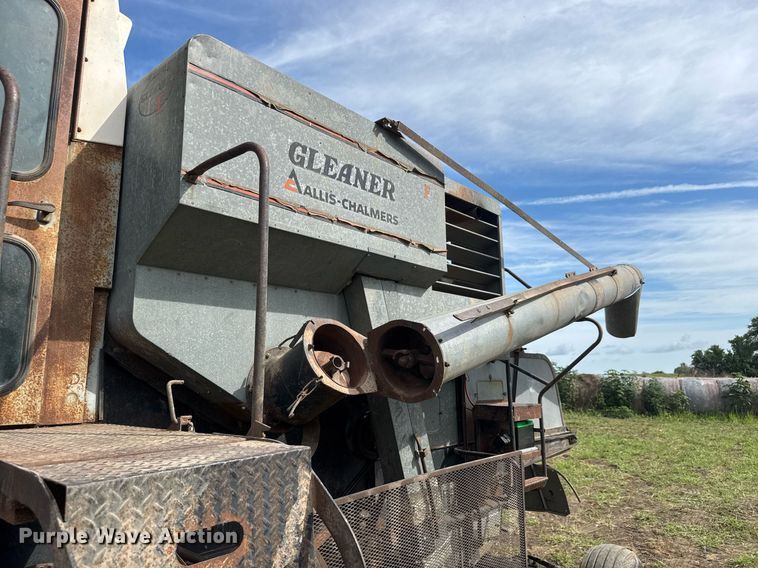 image for item DY0308 Gleaner F combine