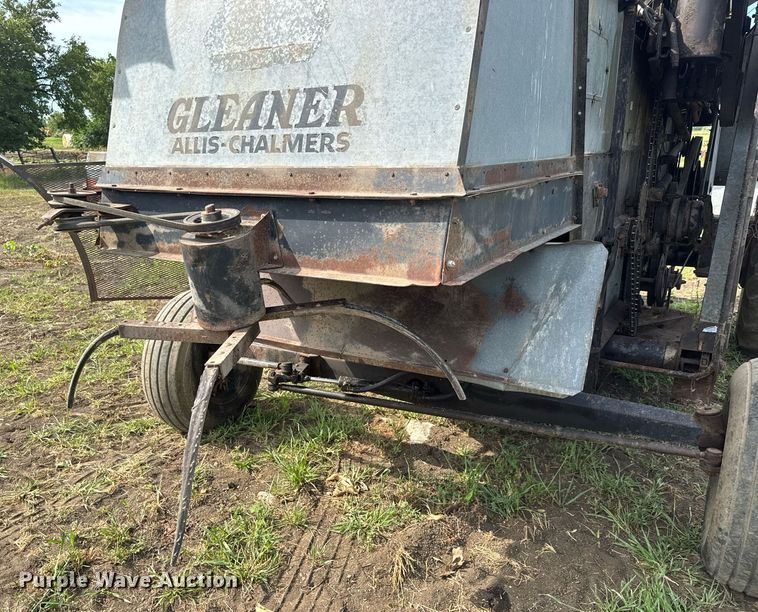 image for item DY0308 Gleaner F combine