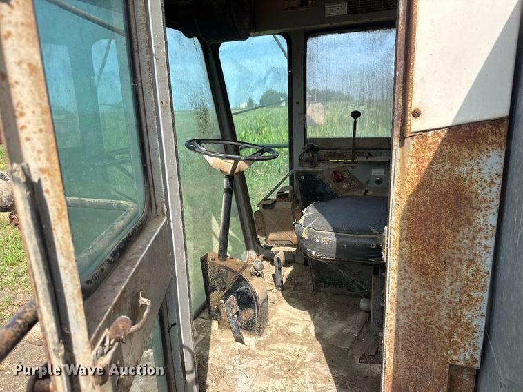 image for item DY0308 Gleaner F combine