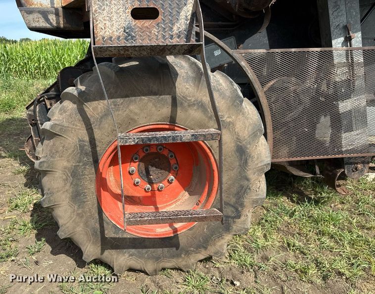 image for item DY0308 Gleaner F combine