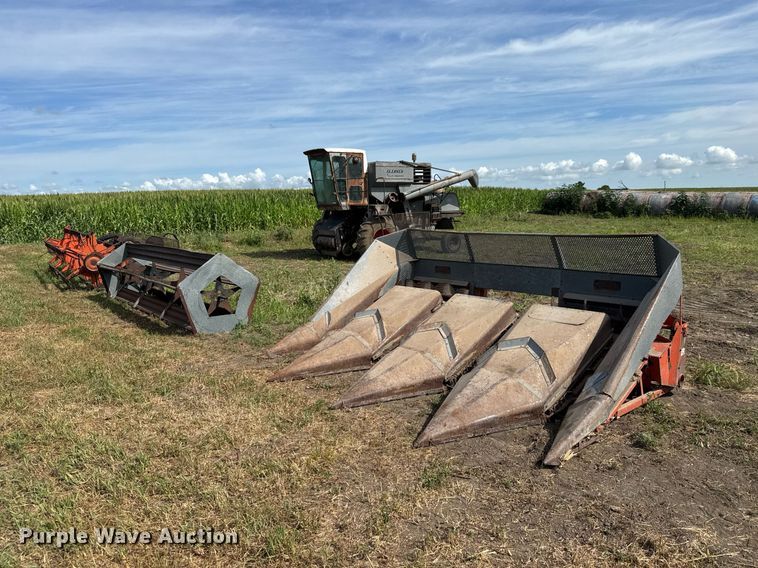 image for item DY0308 Gleaner F combine