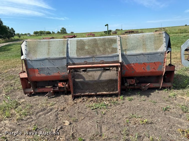 image for item DY0308 Gleaner F combine