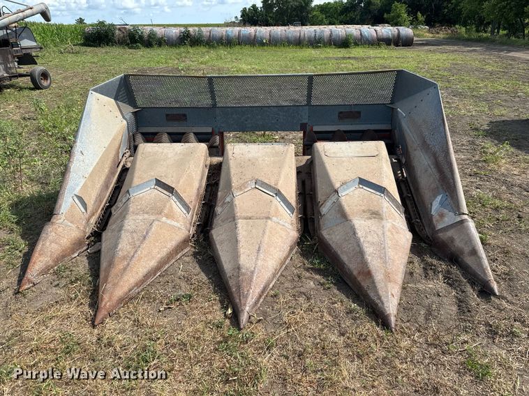 image for item DY0308 Gleaner F combine