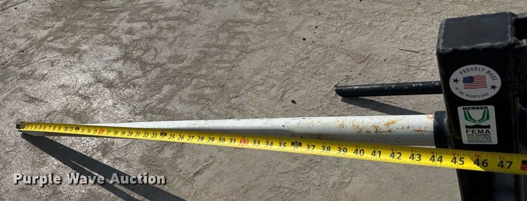 image for item DY0328 Tri-L 3PT-2200 bale spear