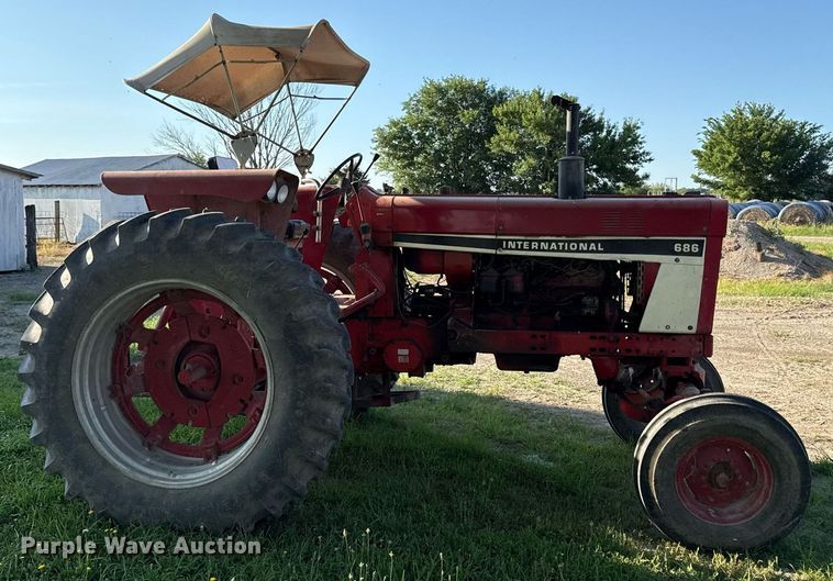 image for item ED4283 1977 International 686 tractor