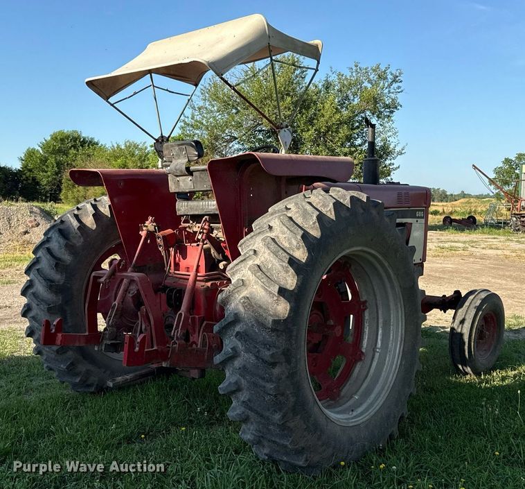 image for item ED4283 1977 International 686 tractor