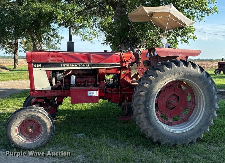 image for item ED4283 1977 International 686 tractor