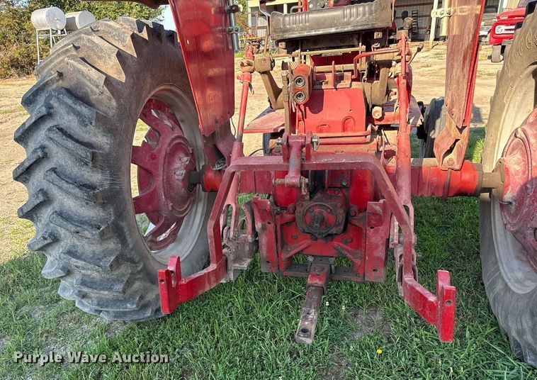 image for item ED4283 1977 International 686 tractor