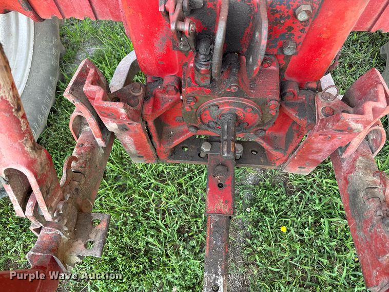 image for item ED4283 1977 International 686 tractor