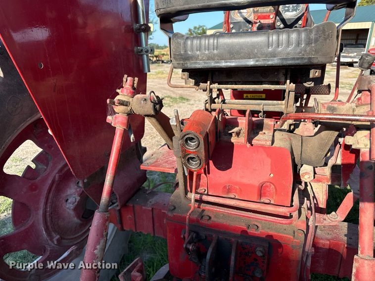 image for item ED4283 1977 International 686 tractor