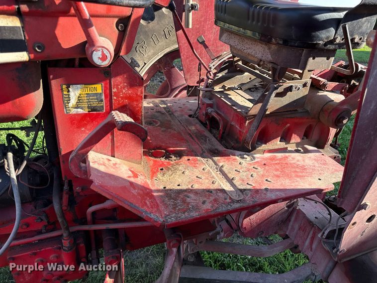 image for item ED4283 1977 International 686 tractor