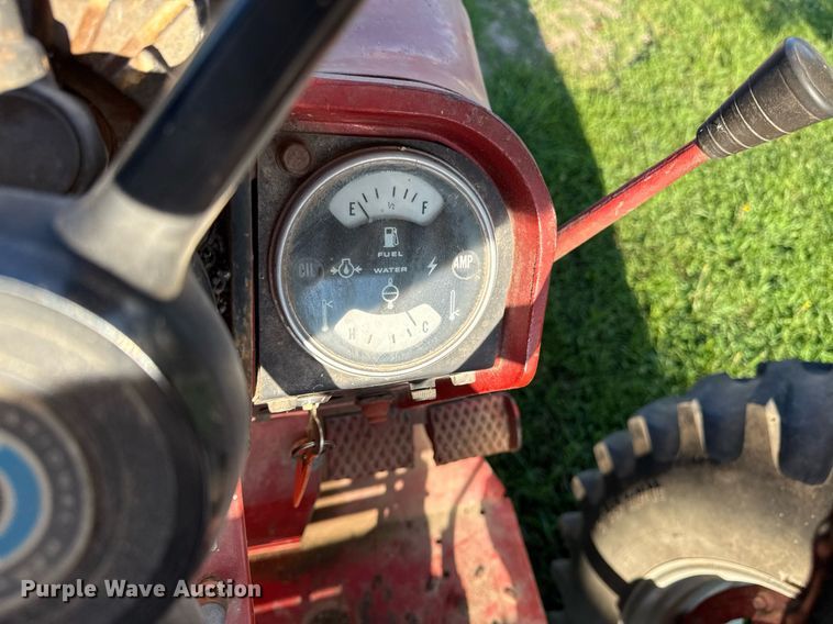 image for item ED4283 1977 International 686 tractor