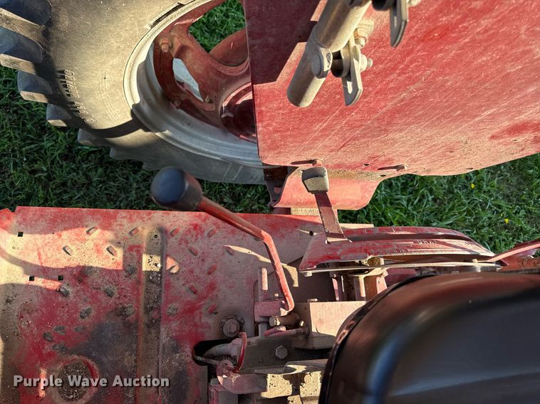 image for item ED4283 1977 International 686 tractor