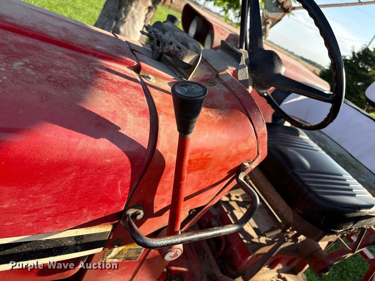 image for item ED4283 1977 International 686 tractor