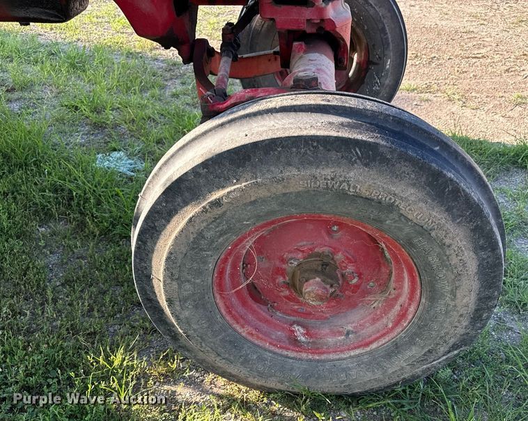 image for item ED4283 1977 International 686 tractor