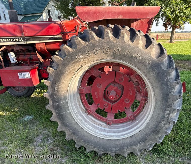 image for item ED4283 1977 International 686 tractor