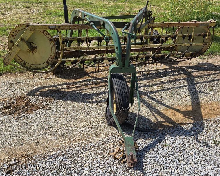 image for item EN2014 John Deere 660 hay rake