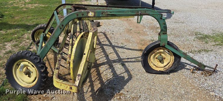 image for item EN2014 John Deere 660 hay rake