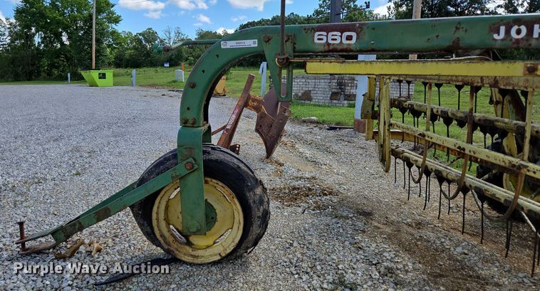 image for item EN2014 John Deere 660 hay rake