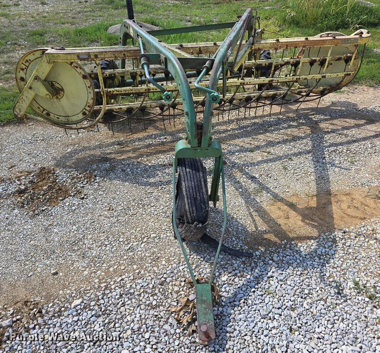 image for item EN2014 John Deere 660 hay rake