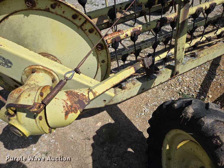 image for item EN2014 John Deere 660 hay rake