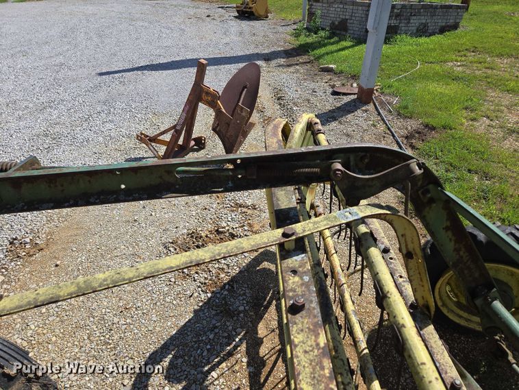 image for item EN2014 John Deere 660 hay rake
