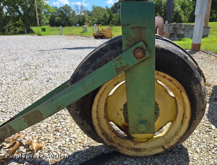 image for item EN2014 John Deere 660 hay rake