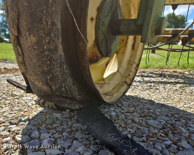 image for item EN2014 John Deere 660 hay rake