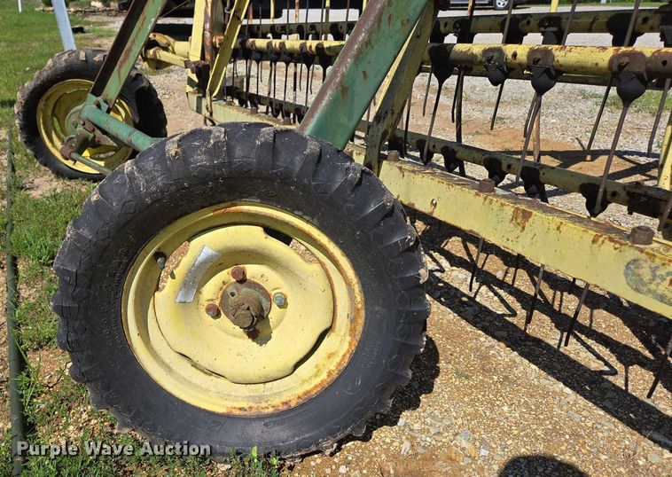 image for item EN2014 John Deere 660 hay rake