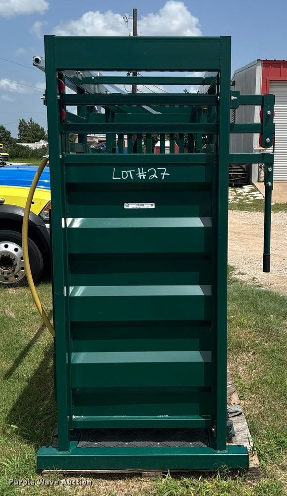 image for item EQ4046 EINGP  F320 livestock squeeze chute