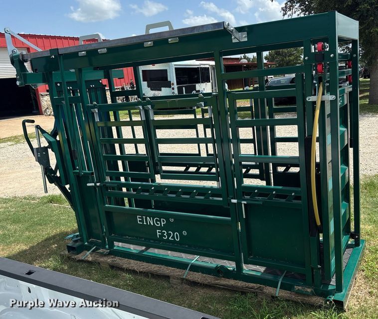 image for item EQ4046 EINGP  F320 livestock squeeze chute