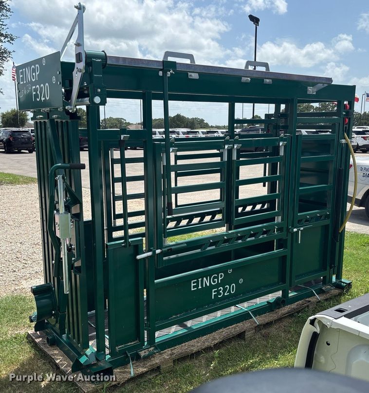 image for item EQ4046 EINGP  F320 livestock squeeze chute