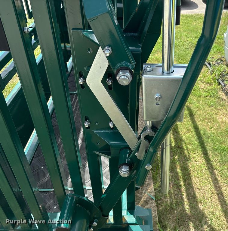 image for item EQ4046 EINGP  F320 livestock squeeze chute