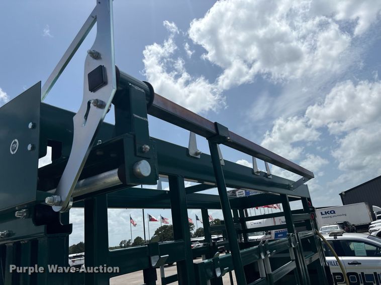 image for item EQ4046 EINGP  F320 livestock squeeze chute