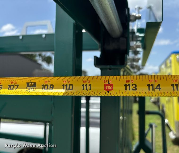 image for item EQ4046 EINGP  F320 livestock squeeze chute
