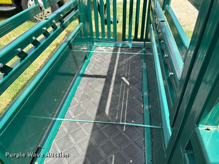 image for item EQ4046 EINGP  F320 livestock squeeze chute