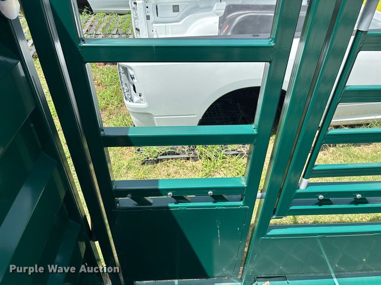 image for item EQ4046 EINGP  F320 livestock squeeze chute