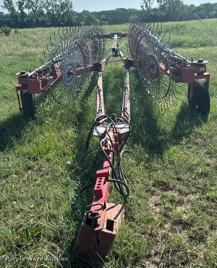 image for item ER2121 Gehl 520 hay rake