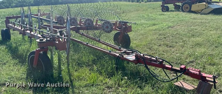image for item ER2121 Gehl 520 hay rake