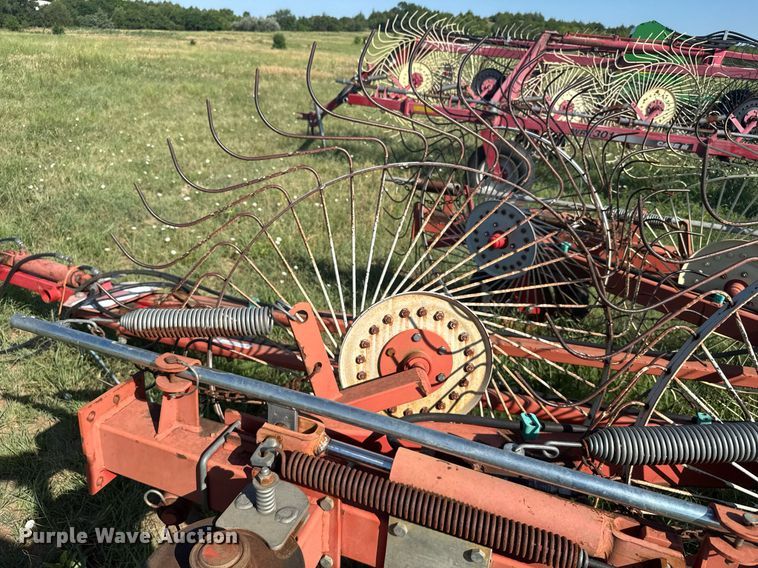 image for item ER2121 Gehl 520 hay rake
