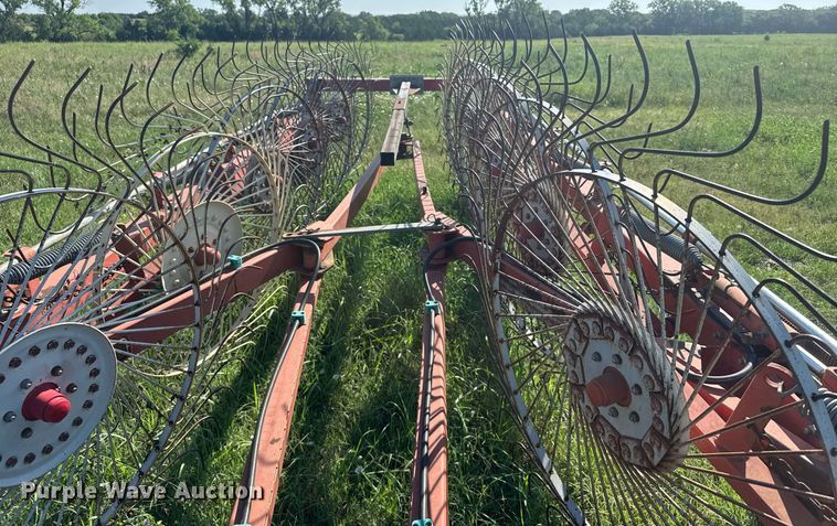 image for item ER2121 Gehl 520 hay rake