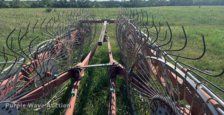 image for item ER2121 Gehl 520 hay rake