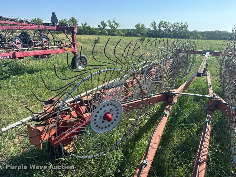 image for item ER2121 Gehl 520 hay rake