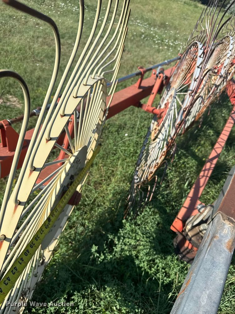 image for item ER2121 Gehl 520 hay rake