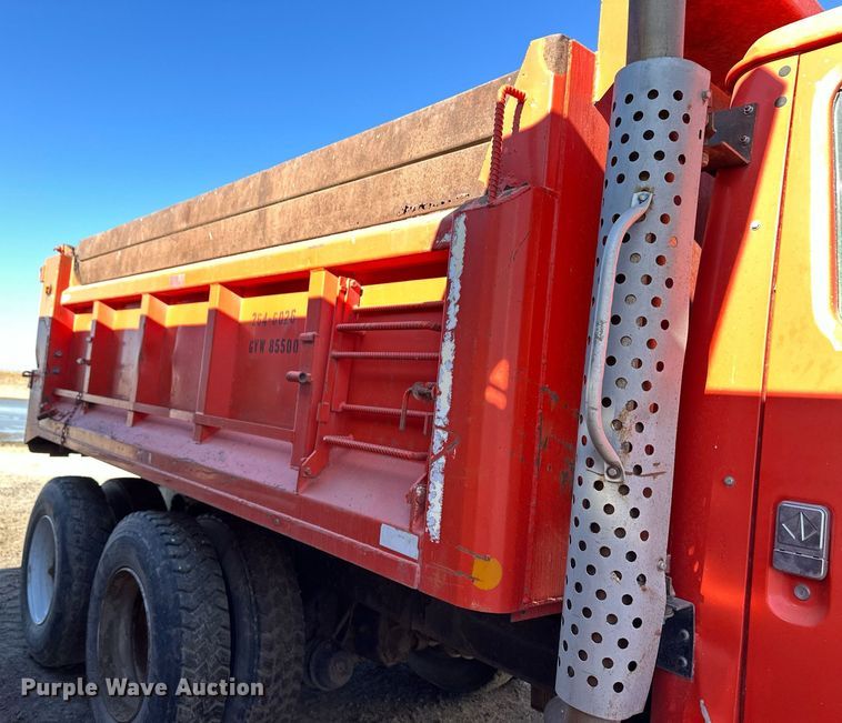 image for item ER8369 1997 International 4900 dump truck