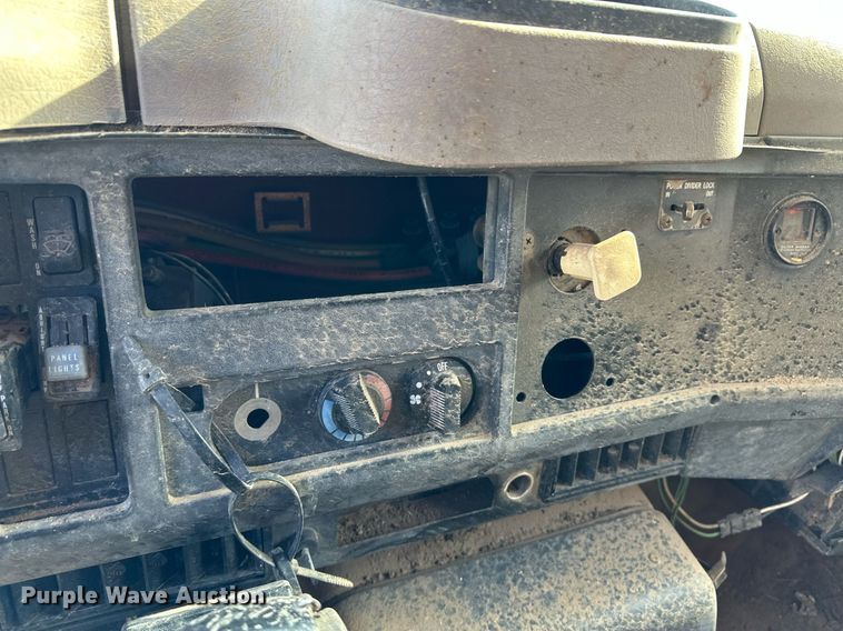 image for item ER8369 1997 International 4900 dump truck