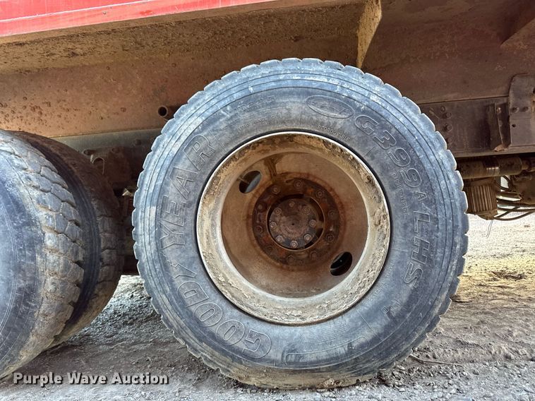 image for item ER8369 1997 International 4900 dump truck